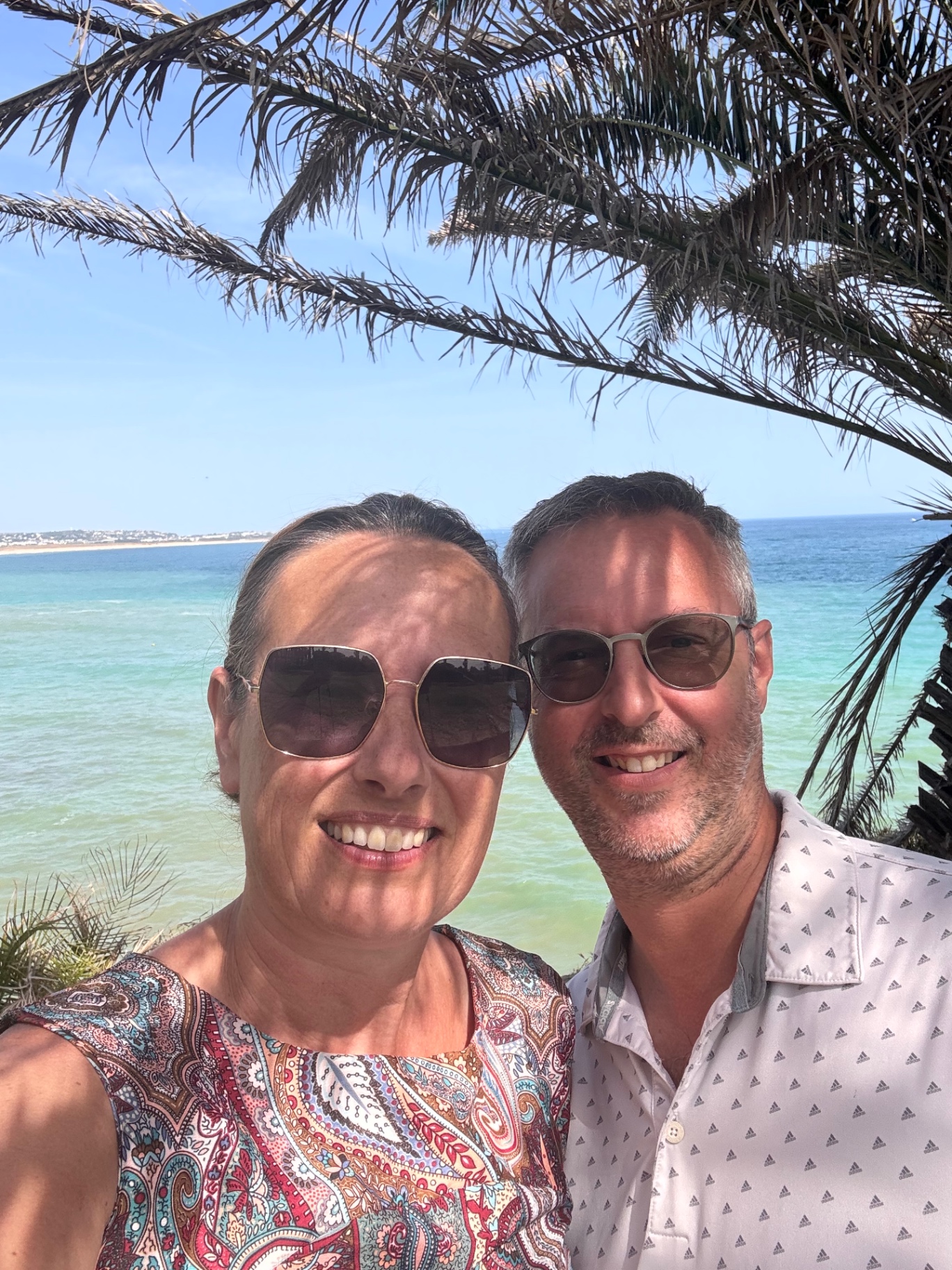 Ludi et Clem, fondateurs de Butterfly Buyers, sur leur terrasse en Algarve