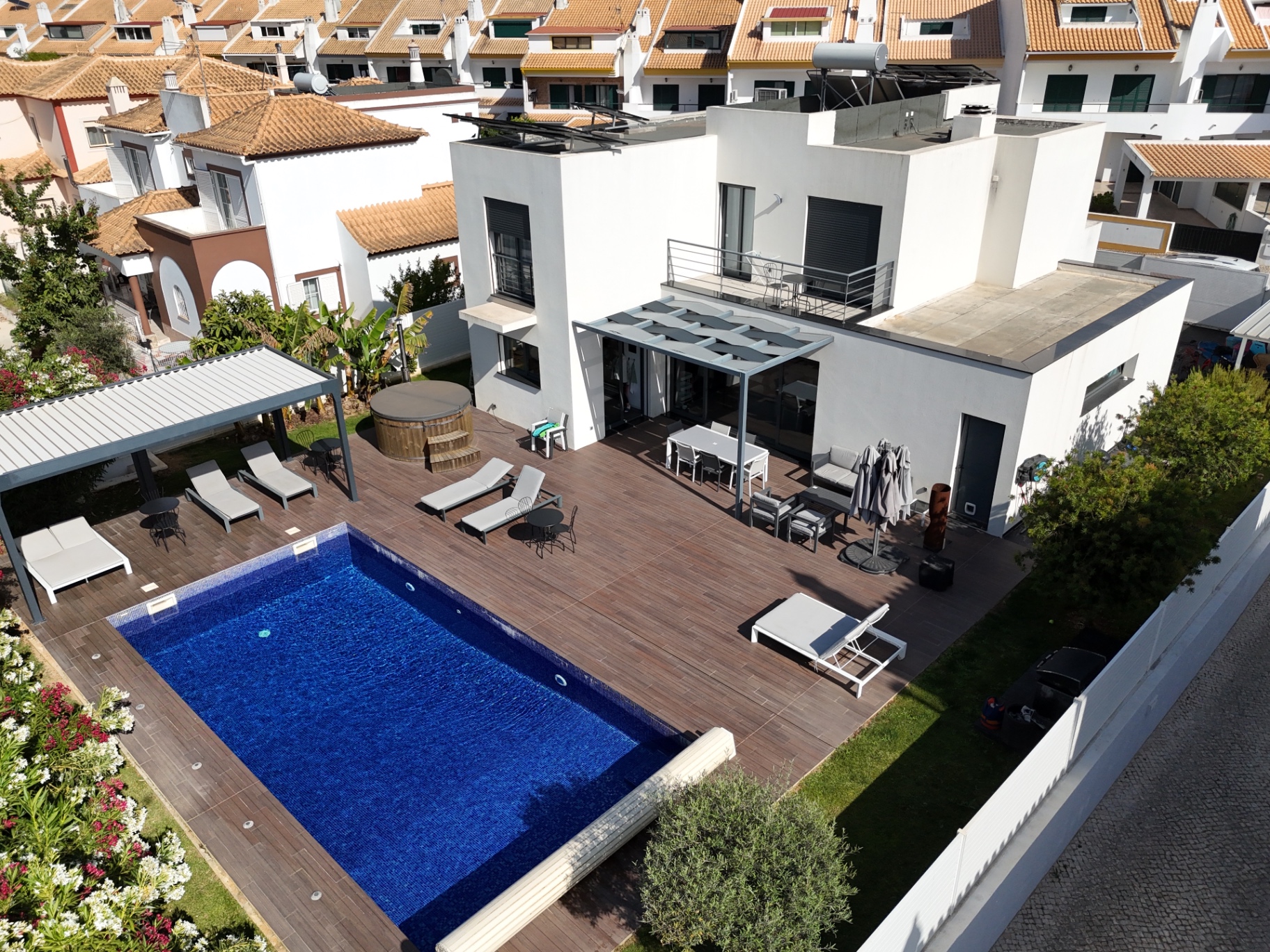 Villa contemporaine en Algarve entourée de verdure